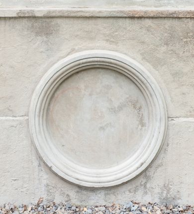 Zdjęcie nr 7: Kaplica na planie ośmioboku, dwukondygnacyjna, z dolną kondygnacją murowaną, a górną drewnianą w konstrukcji słupowej, szalowaną deskami. 
Część dolna została wybudowana z kamienia łamanego, otynkowana i mieści kaplicę nakrytą sklepieniem kopulastym z lunetami (?) oraz kryptę grobową. Ściany zewnętrzne ujęte są w narożach pilastrami toskańskimi dźwigającymi belkowanie. Od wschodu i zachodu prostokątne wejścia do kaplicy po schodach, od południowego-zachodu wejście do krypty zamknięte półkolem, po przeciwnej stronie takie samo zamurowane. Od południa ambona wsparta na dwóch jońskich kolumnach. Kaplicę oświetlają duże okna zamknięte półkolem, kryptę małe okrągłe, obecnie ślepe. Nad gzymsem koronującym okap gontowy, górna część nakryta stożkowym dachem gontowym. 
