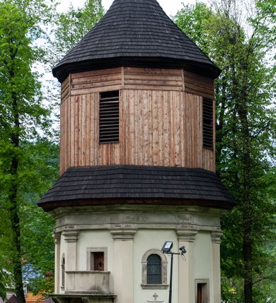 Zdjęcie nr 2: Kaplica na planie ośmioboku, dwukondygnacyjna, z dolną kondygnacją murowaną, a górną drewnianą w konstrukcji słupowej, szalowaną deskami. 
Część dolna została wybudowana z kamienia łamanego, otynkowana i mieści kaplicę nakrytą sklepieniem kopulastym z lunetami (?) oraz kryptę grobową. Ściany zewnętrzne ujęte są w narożach pilastrami toskańskimi dźwigającymi belkowanie. Od wschodu i zachodu prostokątne wejścia do kaplicy po schodach, od południowego-zachodu wejście do krypty zamknięte półkolem, po przeciwnej stronie takie samo zamurowane. Od południa ambona wsparta na dwóch jońskich kolumnach. Kaplicę oświetlają duże okna zamknięte półkolem, kryptę małe okrągłe, obecnie ślepe. Nad gzymsem koronującym okap gontowy, górna część nakryta stożkowym dachem gontowym. 
