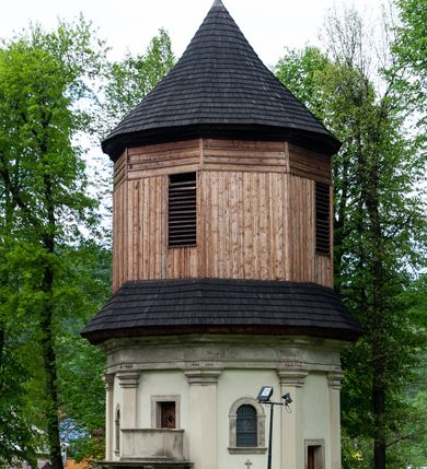 Zdjęcie nr 1: Kaplica na planie ośmioboku, dwukondygnacyjna, z dolną kondygnacją murowaną, a górną drewnianą w konstrukcji słupowej, szalowaną deskami. 
Część dolna została wybudowana z kamienia łamanego, otynkowana i mieści kaplicę nakrytą sklepieniem kopulastym z lunetami (?) oraz kryptę grobową. Ściany zewnętrzne ujęte są w narożach pilastrami toskańskimi dźwigającymi belkowanie. Od wschodu i zachodu prostokątne wejścia do kaplicy po schodach, od południowego-zachodu wejście do krypty zamknięte półkolem, po przeciwnej stronie takie samo zamurowane. Od południa ambona wsparta na dwóch jońskich kolumnach. Kaplicę oświetlają duże okna zamknięte półkolem, kryptę małe okrągłe, obecnie ślepe. Nad gzymsem koronującym okap gontowy, górna część nakryta stożkowym dachem gontowym. 
