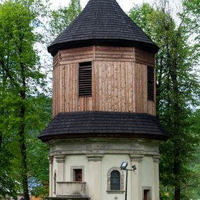 Zdjęcie nr 1: Kaplica na planie ośmioboku, dwukondygnacyjna, z dolną kondygnacją murowaną, a górną drewnianą w konstrukcji słupowej, szalowaną deskami. 
Część dolna została wybudowana z kamienia łamanego, otynkowana i mieści kaplicę nakrytą sklepieniem kopulastym z lunetami (?) oraz kryptę grobową. Ściany zewnętrzne ujęte są w narożach pilastrami toskańskimi dźwigającymi belkowanie. Od wschodu i zachodu prostokątne wejścia do kaplicy po schodach, od południowego-zachodu wejście do krypty zamknięte półkolem, po przeciwnej stronie takie samo zamurowane. Od południa ambona wsparta na dwóch jońskich kolumnach. Kaplicę oświetlają duże okna zamknięte półkolem, kryptę małe okrągłe, obecnie ślepe. Nad gzymsem koronującym okap gontowy, górna część nakryta stożkowym dachem gontowym. 
