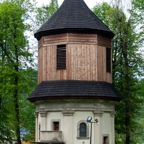 Zdjęcie nr 1: Kaplica na planie ośmioboku, dwukondygnacyjna, z dolną kondygnacją murowaną, a górną drewnianą w konstrukcji słupowej, szalowaną deskami. 
Część dolna została wybudowana z kamienia łamanego, otynkowana i mieści kaplicę nakrytą sklepieniem kopulastym z lunetami (?) oraz kryptę grobową. Ściany zewnętrzne ujęte są w narożach pilastrami toskańskimi dźwigającymi belkowanie. Od wschodu i zachodu prostokątne wejścia do kaplicy po schodach, od południowego-zachodu wejście do krypty zamknięte półkolem, po przeciwnej stronie takie samo zamurowane. Od południa ambona wsparta na dwóch jońskich kolumnach. Kaplicę oświetlają duże okna zamknięte półkolem, kryptę małe okrągłe, obecnie ślepe. Nad gzymsem koronującym okap gontowy, górna część nakryta stożkowym dachem gontowym. 
