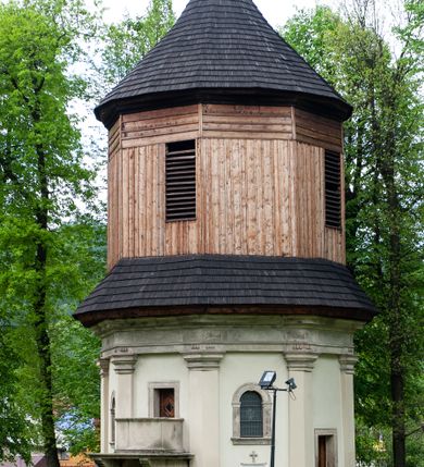 Zdjęcie nr 3: Kaplica na planie ośmioboku, dwukondygnacyjna, z dolną kondygnacją murowaną, a górną drewnianą w konstrukcji słupowej, szalowaną deskami. 
Część dolna została wybudowana z kamienia łamanego, otynkowana i mieści kaplicę nakrytą sklepieniem kopulastym z lunetami (?) oraz kryptę grobową. Ściany zewnętrzne ujęte są w narożach pilastrami toskańskimi dźwigającymi belkowanie. Od wschodu i zachodu prostokątne wejścia do kaplicy po schodach, od południowego-zachodu wejście do krypty zamknięte półkolem, po przeciwnej stronie takie samo zamurowane. Od południa ambona wsparta na dwóch jońskich kolumnach. Kaplicę oświetlają duże okna zamknięte półkolem, kryptę małe okrągłe, obecnie ślepe. Nad gzymsem koronującym okap gontowy, górna część nakryta stożkowym dachem gontowym. 
