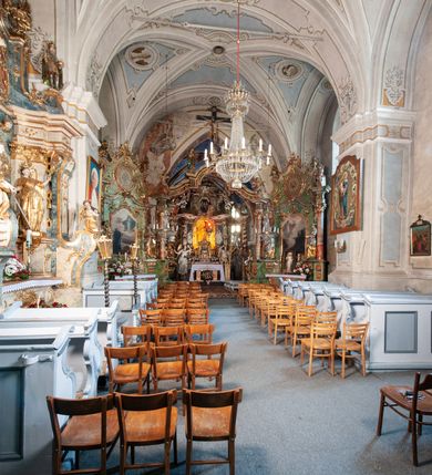 Zdjęcie nr 15: Orientowany, na rzucie prostokąta, jednonawowy, trójprzęsłowy, z węższym jednoprzęsłowym zamkniętym wielobocznie prezbiterium, przy którym od północy prostokątna zakrystia; przy nawie od południa kruchta, od północy kaplica Matki Boskiej Bolesnej, na rzucie prostokąta, ze ścianą północną wybrzuszoną w połowie długości. Od zachodu przy kaplicy wieża z prostokątną przybudówką od południa. W prezbiterium sklepienie krzyżowo-żebrowe z cylindrycznymi zwornikami wiązanymi z rodem Berzeviczych; w nawie kolebkowe z lunetami na filarach przyściennych. Arkada tęczy ostrołukowa. Zewnątrz mury opięte uskokowymi przyporami. Okna ostrołukowe dwudzielne, z maswerkami. W kruchcie południowej portal do nawy kamienny, ostrołukowy. Portal do kruchty neogotycki. Dach nad nawą dwuspadowy, na kalenicy pseudogotycka wieżyczka na sygnaturkę; dach prezbiterium wielopołaciowy.   