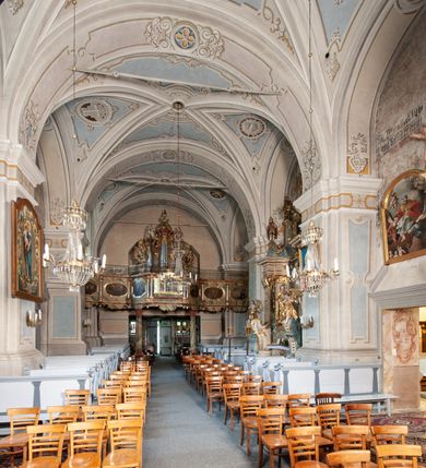 Zdjęcie nr 16: Orientowany, na rzucie prostokąta, jednonawowy, trójprzęsłowy, z węższym jednoprzęsłowym zamkniętym wielobocznie prezbiterium, przy którym od północy prostokątna zakrystia; przy nawie od południa kruchta, od północy kaplica Matki Boskiej Bolesnej, na rzucie prostokąta, ze ścianą północną wybrzuszoną w połowie długości. Od zachodu przy kaplicy wieża z prostokątną przybudówką od południa. W prezbiterium sklepienie krzyżowo-żebrowe z cylindrycznymi zwornikami wiązanymi z rodem Berzeviczych; w nawie kolebkowe z lunetami na filarach przyściennych. Arkada tęczy ostrołukowa. Zewnątrz mury opięte uskokowymi przyporami. Okna ostrołukowe dwudzielne, z maswerkami. W kruchcie południowej portal do nawy kamienny, ostrołukowy. Portal do kruchty neogotycki. Dach nad nawą dwuspadowy, na kalenicy pseudogotycka wieżyczka na sygnaturkę; dach prezbiterium wielopołaciowy.   