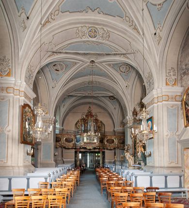 Zdjęcie nr 13: Orientowany, na rzucie prostokąta, jednonawowy, trójprzęsłowy, z węższym jednoprzęsłowym zamkniętym wielobocznie prezbiterium, przy którym od północy prostokątna zakrystia; przy nawie od południa kruchta, od północy kaplica Matki Boskiej Bolesnej, na rzucie prostokąta, ze ścianą północną wybrzuszoną w połowie długości. Od zachodu przy kaplicy wieża z prostokątną przybudówką od południa. W prezbiterium sklepienie krzyżowo-żebrowe z cylindrycznymi zwornikami wiązanymi z rodem Berzeviczych; w nawie kolebkowe z lunetami na filarach przyściennych. Arkada tęczy ostrołukowa. Zewnątrz mury opięte uskokowymi przyporami. Okna ostrołukowe dwudzielne, z maswerkami. W kruchcie południowej portal do nawy kamienny, ostrołukowy. Portal do kruchty neogotycki. Dach nad nawą dwuspadowy, na kalenicy pseudogotycka wieżyczka na sygnaturkę; dach prezbiterium wielopołaciowy.   