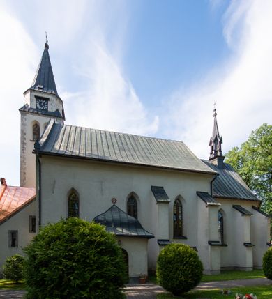 Zdjęcie nr 1: Orientowany, na rzucie prostokąta, jednonawowy, trójprzęsłowy, z węższym jednoprzęsłowym zamkniętym wielobocznie prezbiterium, przy którym od północy prostokątna zakrystia; przy nawie od południa kruchta, od północy kaplica Matki Boskiej Bolesnej, na rzucie prostokąta, ze ścianą północną wybrzuszoną w połowie długości. Od zachodu przy kaplicy wieża z prostokątną przybudówką od południa. W prezbiterium sklepienie krzyżowo-żebrowe z cylindrycznymi zwornikami wiązanymi z rodem Berzeviczych; w nawie kolebkowe z lunetami na filarach przyściennych. Arkada tęczy ostrołukowa. Zewnątrz mury opięte uskokowymi przyporami. Okna ostrołukowe dwudzielne, z maswerkami. W kruchcie południowej portal do nawy kamienny, ostrołukowy. Portal do kruchty neogotycki. Dach nad nawą dwuspadowy, na kalenicy pseudogotycka wieżyczka na sygnaturkę; dach prezbiterium wielopołaciowy.   