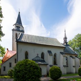 Zdjęcie nr 1: Orientowany, na rzucie prostokąta, jednonawowy, trójprzęsłowy, z węższym jednoprzęsłowym zamkniętym wielobocznie prezbiterium, przy którym od północy prostokątna zakrystia; przy nawie od południa kruchta, od północy kaplica Matki Boskiej Bolesnej, na rzucie prostokąta, ze ścianą północną wybrzuszoną w połowie długości. Od zachodu przy kaplicy wieża z prostokątną przybudówką od południa. W prezbiterium sklepienie krzyżowo-żebrowe z cylindrycznymi zwornikami wiązanymi z rodem Berzeviczych; w nawie kolebkowe z lunetami na filarach przyściennych. Arkada tęczy ostrołukowa. Zewnątrz mury opięte uskokowymi przyporami. Okna ostrołukowe dwudzielne, z maswerkami. W kruchcie południowej portal do nawy kamienny, ostrołukowy. Portal do kruchty neogotycki. Dach nad nawą dwuspadowy, na kalenicy pseudogotycka wieżyczka na sygnaturkę; dach prezbiterium wielopołaciowy.   