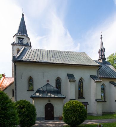 Zdjęcie nr 7: Orientowany, na rzucie prostokąta, jednonawowy, trójprzęsłowy, z węższym jednoprzęsłowym zamkniętym wielobocznie prezbiterium, przy którym od północy prostokątna zakrystia; przy nawie od południa kruchta, od północy kaplica Matki Boskiej Bolesnej, na rzucie prostokąta, ze ścianą północną wybrzuszoną w połowie długości. Od zachodu przy kaplicy wieża z prostokątną przybudówką od południa. W prezbiterium sklepienie krzyżowo-żebrowe z cylindrycznymi zwornikami wiązanymi z rodem Berzeviczych; w nawie kolebkowe z lunetami na filarach przyściennych. Arkada tęczy ostrołukowa. Zewnątrz mury opięte uskokowymi przyporami. Okna ostrołukowe dwudzielne, z maswerkami. W kruchcie południowej portal do nawy kamienny, ostrołukowy. Portal do kruchty neogotycki. Dach nad nawą dwuspadowy, na kalenicy pseudogotycka wieżyczka na sygnaturkę; dach prezbiterium wielopołaciowy.   