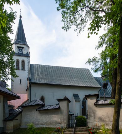Zdjęcie nr 6: Orientowany, na rzucie prostokąta, jednonawowy, trójprzęsłowy, z węższym jednoprzęsłowym zamkniętym wielobocznie prezbiterium, przy którym od północy prostokątna zakrystia; przy nawie od południa kruchta, od północy kaplica Matki Boskiej Bolesnej, na rzucie prostokąta, ze ścianą północną wybrzuszoną w połowie długości. Od zachodu przy kaplicy wieża z prostokątną przybudówką od południa. W prezbiterium sklepienie krzyżowo-żebrowe z cylindrycznymi zwornikami wiązanymi z rodem Berzeviczych; w nawie kolebkowe z lunetami na filarach przyściennych. Arkada tęczy ostrołukowa. Zewnątrz mury opięte uskokowymi przyporami. Okna ostrołukowe dwudzielne, z maswerkami. W kruchcie południowej portal do nawy kamienny, ostrołukowy. Portal do kruchty neogotycki. Dach nad nawą dwuspadowy, na kalenicy pseudogotycka wieżyczka na sygnaturkę; dach prezbiterium wielopołaciowy.   