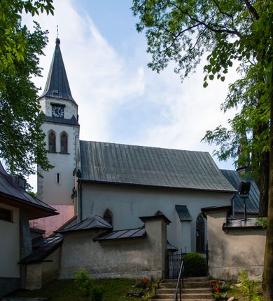 Zdjęcie nr 8: Orientowany, na rzucie prostokąta, jednonawowy, trójprzęsłowy, z węższym jednoprzęsłowym zamkniętym wielobocznie prezbiterium, przy którym od północy prostokątna zakrystia; przy nawie od południa kruchta, od północy kaplica Matki Boskiej Bolesnej, na rzucie prostokąta, ze ścianą północną wybrzuszoną w połowie długości. Od zachodu przy kaplicy wieża z prostokątną przybudówką od południa. W prezbiterium sklepienie krzyżowo-żebrowe z cylindrycznymi zwornikami wiązanymi z rodem Berzeviczych; w nawie kolebkowe z lunetami na filarach przyściennych. Arkada tęczy ostrołukowa. Zewnątrz mury opięte uskokowymi przyporami. Okna ostrołukowe dwudzielne, z maswerkami. W kruchcie południowej portal do nawy kamienny, ostrołukowy. Portal do kruchty neogotycki. Dach nad nawą dwuspadowy, na kalenicy pseudogotycka wieżyczka na sygnaturkę; dach prezbiterium wielopołaciowy.   