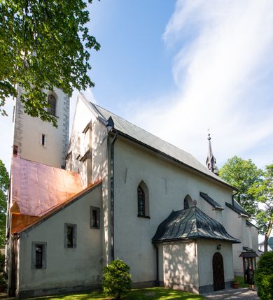 Zdjęcie nr 9: Orientowany, na rzucie prostokąta, jednonawowy, trójprzęsłowy, z węższym jednoprzęsłowym zamkniętym wielobocznie prezbiterium, przy którym od północy prostokątna zakrystia; przy nawie od południa kruchta, od północy kaplica Matki Boskiej Bolesnej, na rzucie prostokąta, ze ścianą północną wybrzuszoną w połowie długości. Od zachodu przy kaplicy wieża z prostokątną przybudówką od południa. W prezbiterium sklepienie krzyżowo-żebrowe z cylindrycznymi zwornikami wiązanymi z rodem Berzeviczych; w nawie kolebkowe z lunetami na filarach przyściennych. Arkada tęczy ostrołukowa. Zewnątrz mury opięte uskokowymi przyporami. Okna ostrołukowe dwudzielne, z maswerkami. W kruchcie południowej portal do nawy kamienny, ostrołukowy. Portal do kruchty neogotycki. Dach nad nawą dwuspadowy, na kalenicy pseudogotycka wieżyczka na sygnaturkę; dach prezbiterium wielopołaciowy.   