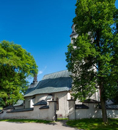 Zdjęcie nr 3: Orientowany, na rzucie prostokąta, jednonawowy, trójprzęsłowy, z węższym jednoprzęsłowym zamkniętym wielobocznie prezbiterium, przy którym od północy prostokątna zakrystia; przy nawie od południa kruchta, od północy kaplica Matki Boskiej Bolesnej, na rzucie prostokąta, ze ścianą północną wybrzuszoną w połowie długości. Od zachodu przy kaplicy wieża z prostokątną przybudówką od południa. W prezbiterium sklepienie krzyżowo-żebrowe z cylindrycznymi zwornikami wiązanymi z rodem Berzeviczych; w nawie kolebkowe z lunetami na filarach przyściennych. Arkada tęczy ostrołukowa. Zewnątrz mury opięte uskokowymi przyporami. Okna ostrołukowe dwudzielne, z maswerkami. W kruchcie południowej portal do nawy kamienny, ostrołukowy. Portal do kruchty neogotycki. Dach nad nawą dwuspadowy, na kalenicy pseudogotycka wieżyczka na sygnaturkę; dach prezbiterium wielopołaciowy.   