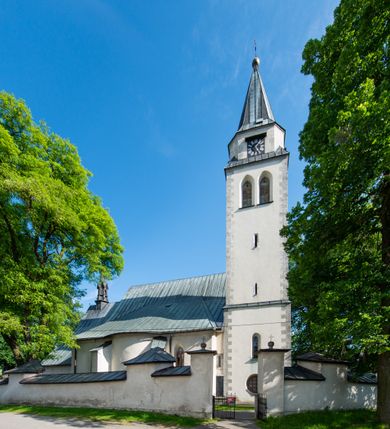 Zdjęcie nr 4: Orientowany, na rzucie prostokąta, jednonawowy, trójprzęsłowy, z węższym jednoprzęsłowym zamkniętym wielobocznie prezbiterium, przy którym od północy prostokątna zakrystia; przy nawie od południa kruchta, od północy kaplica Matki Boskiej Bolesnej, na rzucie prostokąta, ze ścianą północną wybrzuszoną w połowie długości. Od zachodu przy kaplicy wieża z prostokątną przybudówką od południa. W prezbiterium sklepienie krzyżowo-żebrowe z cylindrycznymi zwornikami wiązanymi z rodem Berzeviczych; w nawie kolebkowe z lunetami na filarach przyściennych. Arkada tęczy ostrołukowa. Zewnątrz mury opięte uskokowymi przyporami. Okna ostrołukowe dwudzielne, z maswerkami. W kruchcie południowej portal do nawy kamienny, ostrołukowy. Portal do kruchty neogotycki. Dach nad nawą dwuspadowy, na kalenicy pseudogotycka wieżyczka na sygnaturkę; dach prezbiterium wielopołaciowy.   