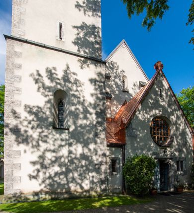 Zdjęcie nr 5: Orientowany, na rzucie prostokąta, jednonawowy, trójprzęsłowy, z węższym jednoprzęsłowym zamkniętym wielobocznie prezbiterium, przy którym od północy prostokątna zakrystia; przy nawie od południa kruchta, od północy kaplica Matki Boskiej Bolesnej, na rzucie prostokąta, ze ścianą północną wybrzuszoną w połowie długości. Od zachodu przy kaplicy wieża z prostokątną przybudówką od południa. W prezbiterium sklepienie krzyżowo-żebrowe z cylindrycznymi zwornikami wiązanymi z rodem Berzeviczych; w nawie kolebkowe z lunetami na filarach przyściennych. Arkada tęczy ostrołukowa. Zewnątrz mury opięte uskokowymi przyporami. Okna ostrołukowe dwudzielne, z maswerkami. W kruchcie południowej portal do nawy kamienny, ostrołukowy. Portal do kruchty neogotycki. Dach nad nawą dwuspadowy, na kalenicy pseudogotycka wieżyczka na sygnaturkę; dach prezbiterium wielopołaciowy.   