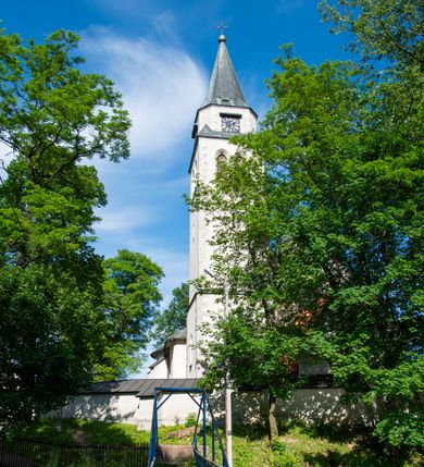 Zdjęcie nr 2: Orientowany, na rzucie prostokąta, jednonawowy, trójprzęsłowy, z węższym jednoprzęsłowym zamkniętym wielobocznie prezbiterium, przy którym od północy prostokątna zakrystia; przy nawie od południa kruchta, od północy kaplica Matki Boskiej Bolesnej, na rzucie prostokąta, ze ścianą północną wybrzuszoną w połowie długości. Od zachodu przy kaplicy wieża z prostokątną przybudówką od południa. W prezbiterium sklepienie krzyżowo-żebrowe z cylindrycznymi zwornikami wiązanymi z rodem Berzeviczych; w nawie kolebkowe z lunetami na filarach przyściennych. Arkada tęczy ostrołukowa. Zewnątrz mury opięte uskokowymi przyporami. Okna ostrołukowe dwudzielne, z maswerkami. W kruchcie południowej portal do nawy kamienny, ostrołukowy. Portal do kruchty neogotycki. Dach nad nawą dwuspadowy, na kalenicy pseudogotycka wieżyczka na sygnaturkę; dach prezbiterium wielopołaciowy.   