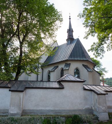 Zdjęcie nr 10: Orientowany, na rzucie prostokąta, jednonawowy, trójprzęsłowy, z węższym jednoprzęsłowym zamkniętym wielobocznie prezbiterium, przy którym od północy prostokątna zakrystia; przy nawie od południa kruchta, od północy kaplica Matki Boskiej Bolesnej, na rzucie prostokąta, ze ścianą północną wybrzuszoną w połowie długości. Od zachodu przy kaplicy wieża z prostokątną przybudówką od południa. W prezbiterium sklepienie krzyżowo-żebrowe z cylindrycznymi zwornikami wiązanymi z rodem Berzeviczych; w nawie kolebkowe z lunetami na filarach przyściennych. Arkada tęczy ostrołukowa. Zewnątrz mury opięte uskokowymi przyporami. Okna ostrołukowe dwudzielne, z maswerkami. W kruchcie południowej portal do nawy kamienny, ostrołukowy. Portal do kruchty neogotycki. Dach nad nawą dwuspadowy, na kalenicy pseudogotycka wieżyczka na sygnaturkę; dach prezbiterium wielopołaciowy.   