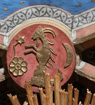 Zdjęcie nr 20: Orientowany, na rzucie prostokąta, jednonawowy, trójprzęsłowy, z węższym jednoprzęsłowym zamkniętym wielobocznie prezbiterium, przy którym od północy prostokątna zakrystia; przy nawie od południa kruchta, od północy kaplica Matki Boskiej Bolesnej, na rzucie prostokąta, ze ścianą północną wybrzuszoną w połowie długości. Od zachodu przy kaplicy wieża z prostokątną przybudówką od południa. W prezbiterium sklepienie krzyżowo-żebrowe z cylindrycznymi zwornikami wiązanymi z rodem Berzeviczych; w nawie kolebkowe z lunetami na filarach przyściennych. Arkada tęczy ostrołukowa. Zewnątrz mury opięte uskokowymi przyporami. Okna ostrołukowe dwudzielne, z maswerkami. W kruchcie południowej portal do nawy kamienny, ostrołukowy. Portal do kruchty neogotycki. Dach nad nawą dwuspadowy, na kalenicy pseudogotycka wieżyczka na sygnaturkę; dach prezbiterium wielopołaciowy.   