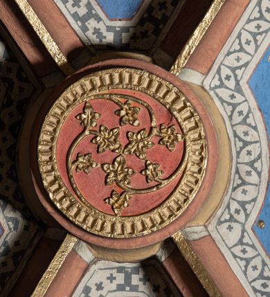 Zdjęcie nr 21: Orientowany, na rzucie prostokąta, jednonawowy, trójprzęsłowy, z węższym jednoprzęsłowym zamkniętym wielobocznie prezbiterium, przy którym od północy prostokątna zakrystia; przy nawie od południa kruchta, od północy kaplica Matki Boskiej Bolesnej, na rzucie prostokąta, ze ścianą północną wybrzuszoną w połowie długości. Od zachodu przy kaplicy wieża z prostokątną przybudówką od południa. W prezbiterium sklepienie krzyżowo-żebrowe z cylindrycznymi zwornikami wiązanymi z rodem Berzeviczych; w nawie kolebkowe z lunetami na filarach przyściennych. Arkada tęczy ostrołukowa. Zewnątrz mury opięte uskokowymi przyporami. Okna ostrołukowe dwudzielne, z maswerkami. W kruchcie południowej portal do nawy kamienny, ostrołukowy. Portal do kruchty neogotycki. Dach nad nawą dwuspadowy, na kalenicy pseudogotycka wieżyczka na sygnaturkę; dach prezbiterium wielopołaciowy.   