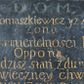 Zdjęcie nr 1: Epitafium w formie kamiennej tablicy z napisem „D(EO)  O(PTIMO) M(AXIMO) / Tu Iakub Tomaszkiewicz yz Agnieszka / żoną / Pokryci, śmiertelności leżą pod / Opponą / Kto to widzisz stań, zdum się życz / Im wieczney chwały / To pomniey iży twoy wiek iest / nie długo trwały. / Zmarł Małżonek w Listopad(zie) / dnia iedenastego / Dwudziestego  drugiego zmarła / Żona Iego / R(oku) P(ańskiego) 1734.” 