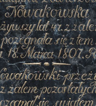 Zdjęcie nr 1: Epitafium w formie kamiennej tablicy w kształcie stojącego prostokąta z rozdzielonym między szóstym a siódmym wierszem motywem ornamentacyjnym napisem „D(EO) O(PTIMO) M(AXIMO) / Zofia Julianna z Gwierzowiczów / Nowakowska / Przeżywszy lat 47. z żalem / Familii pożegnała się z tem światem / Dnia 18. Marca 1807. Roku / Jan Nowakowski przeżywszy / Lat 87. z żalem pozostałych Dzieci / z tem pożegnał się światem Dnia 24. / Października 1820. Roku. Syn / naystarszy Jan Obywatel krakowski / z wdzięczności i dziecinney miłości / położył ten Pomnik Rodzicom swoim. / Prosi Przechodzących o westchnienie do Boga”.