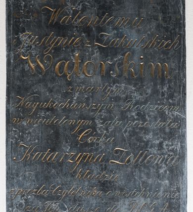 Zdjęcie nr 1: Epitafium w formie kamiennej tablicy w kształcie stojącego prostokąta, ujętej w narożach motywami rozet, z rytym i złoconym napisem „Pamięć / Walentemu / i Justynie z Zakulskich / Wątorskim / zmarłym / Najukochańszym Rodzicom / w nieutulonym żalu pozostała / Córka / Katarzyna Zollowa / kładzie / z proźbą Czytelnika o westchnienie / za Ich duszę do BOGA”. 