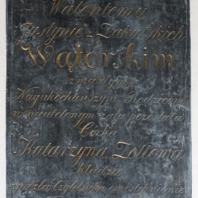 Zdjęcie nr 1: Epitafium w formie kamiennej tablicy w kształcie stojącego prostokąta, ujętej w narożach motywami rozet, z rytym i złoconym napisem „Pamięć / Walentemu / i Justynie z Zakulskich / Wątorskim / zmarłym / Najukochańszym Rodzicom / w nieutulonym żalu pozostała / Córka / Katarzyna Zollowa / kładzie / z proźbą Czytelnika o westchnienie / za Ich duszę do BOGA”. 