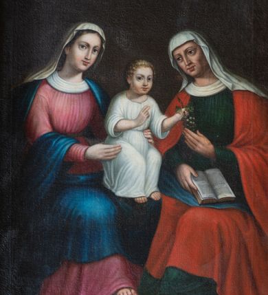 Zdjęcie nr 3: Ołtarz architektoniczny, jednokondygnacyjny, jednoosiowy, ze zwieńczeniem. Ołtarz murowany, prostopadłościenny z drewnianym antepedium ujętym drewnianą, profilowaną ramą. W polu, na błękitnym tle polichromowana para aniołków unoszących godło herbu papieskiego. Retabulum osadzone na niewysokim, zryzalitowanym uskokowo cokole. Część środkową ujmują dwie pary kolumn o cylindrycznych, kanelowanych trzonach, wspierających wyłamujące się ponad nimi, przerwane w partii architrawu i fryzu belkowanie. Zwieńczenie ujęte parą spływów wolutowych i zamknięte parą stykających się wolut, po bokach przerwany przyczółek w formie wolut. Część środkową retabulum zdobią motywy akantu i ujmuje para ażurowych uszaków. Na fryzie umieszczono kampanule. Pośrodku zwieńczenia racaille’owy kartusz, natomiast krawędzie zdobią akantowe gałązki. Szczyt w formie impostu z motywem konchy. Pole środkowe retabulum w kształcie stojącego prostokąta zamkniętego łukiem nadwieszonym z uskokami, ujęte profilowaną, złoconą ramą. W środku obraz Św. Anny, na zasuwie św. Michał Archanioł. Po bokach części środkowej para ustawionych na konsolach figur św. Piotra po lewej i św. Pawła po prawej stronie. W zwieńczeniu obraz w kształcie zbliżonym do kwadratu o wklęsłych narożach z przedstawieniem „Nawiedzenia św. Elżbiety”, po bokach para aniołków. Struktura ołtarza w kolorze brązowym, detal architektoniczny i ornamentyka złocone, rzeźby polichromowane.    