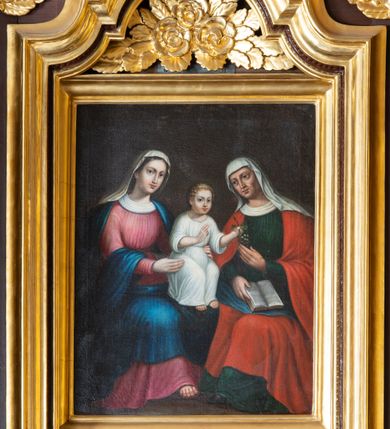 Zdjęcie nr 2: Ołtarz architektoniczny, jednokondygnacyjny, jednoosiowy, ze zwieńczeniem. Ołtarz murowany, prostopadłościenny z drewnianym antepedium ujętym drewnianą, profilowaną ramą. W polu, na błękitnym tle polichromowana para aniołków unoszących godło herbu papieskiego. Retabulum osadzone na niewysokim, zryzalitowanym uskokowo cokole. Część środkową ujmują dwie pary kolumn o cylindrycznych, kanelowanych trzonach, wspierających wyłamujące się ponad nimi, przerwane w partii architrawu i fryzu belkowanie. Zwieńczenie ujęte parą spływów wolutowych i zamknięte parą stykających się wolut, po bokach przerwany przyczółek w formie wolut. Część środkową retabulum zdobią motywy akantu i ujmuje para ażurowych uszaków. Na fryzie umieszczono kampanule. Pośrodku zwieńczenia racaille’owy kartusz, natomiast krawędzie zdobią akantowe gałązki. Szczyt w formie impostu z motywem konchy. Pole środkowe retabulum w kształcie stojącego prostokąta zamkniętego łukiem nadwieszonym z uskokami, ujęte profilowaną, złoconą ramą. W środku obraz Św. Anny, na zasuwie św. Michał Archanioł. Po bokach części środkowej para ustawionych na konsolach figur św. Piotra po lewej i św. Pawła po prawej stronie. W zwieńczeniu obraz w kształcie zbliżonym do kwadratu o wklęsłych narożach z przedstawieniem „Nawiedzenia św. Elżbiety”, po bokach para aniołków. Struktura ołtarza w kolorze brązowym, detal architektoniczny i ornamentyka złocone, rzeźby polichromowane.    