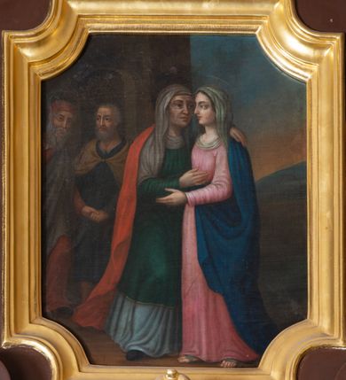 Zdjęcie nr 4: Ołtarz architektoniczny, jednokondygnacyjny, jednoosiowy, ze zwieńczeniem. Ołtarz murowany, prostopadłościenny z drewnianym antepedium ujętym drewnianą, profilowaną ramą. W polu, na błękitnym tle polichromowana para aniołków unoszących godło herbu papieskiego. Retabulum osadzone na niewysokim, zryzalitowanym uskokowo cokole. Część środkową ujmują dwie pary kolumn o cylindrycznych, kanelowanych trzonach, wspierających wyłamujące się ponad nimi, przerwane w partii architrawu i fryzu belkowanie. Zwieńczenie ujęte parą spływów wolutowych i zamknięte parą stykających się wolut, po bokach przerwany przyczółek w formie wolut. Część środkową retabulum zdobią motywy akantu i ujmuje para ażurowych uszaków. Na fryzie umieszczono kampanule. Pośrodku zwieńczenia racaille’owy kartusz, natomiast krawędzie zdobią akantowe gałązki. Szczyt w formie impostu z motywem konchy. Pole środkowe retabulum w kształcie stojącego prostokąta zamkniętego łukiem nadwieszonym z uskokami, ujęte profilowaną, złoconą ramą. W środku obraz Św. Anny, na zasuwie św. Michał Archanioł. Po bokach części środkowej para ustawionych na konsolach figur św. Piotra po lewej i św. Pawła po prawej stronie. W zwieńczeniu obraz w kształcie zbliżonym do kwadratu o wklęsłych narożach z przedstawieniem „Nawiedzenia św. Elżbiety”, po bokach para aniołków. Struktura ołtarza w kolorze brązowym, detal architektoniczny i ornamentyka złocone, rzeźby polichromowane.    