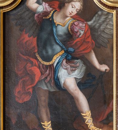 Zdjęcie nr 7: Ołtarz architektoniczny, jednokondygnacyjny, jednoosiowy, ze zwieńczeniem. Ołtarz murowany, prostopadłościenny z drewnianym antepedium ujętym drewnianą, profilowaną ramą. W polu, na błękitnym tle polichromowana para aniołków unoszących godło herbu papieskiego. Retabulum osadzone na niewysokim, zryzalitowanym uskokowo cokole. Część środkową ujmują dwie pary kolumn o cylindrycznych, kanelowanych trzonach, wspierających wyłamujące się ponad nimi, przerwane w partii architrawu i fryzu belkowanie. Zwieńczenie ujęte parą spływów wolutowych i zamknięte parą stykających się wolut, po bokach przerwany przyczółek w formie wolut. Część środkową retabulum zdobią motywy akantu i ujmuje para ażurowych uszaków. Na fryzie umieszczono kampanule. Pośrodku zwieńczenia racaille’owy kartusz, natomiast krawędzie zdobią akantowe gałązki. Szczyt w formie impostu z motywem konchy. Pole środkowe retabulum w kształcie stojącego prostokąta zamkniętego łukiem nadwieszonym z uskokami, ujęte profilowaną, złoconą ramą. W środku obraz Św. Anny, na zasuwie św. Michał Archanioł. Po bokach części środkowej para ustawionych na konsolach figur św. Piotra po lewej i św. Pawła po prawej stronie. W zwieńczeniu obraz w kształcie zbliżonym do kwadratu o wklęsłych narożach z przedstawieniem „Nawiedzenia św. Elżbiety”, po bokach para aniołków. Struktura ołtarza w kolorze brązowym, detal architektoniczny i ornamentyka złocone, rzeźby polichromowane.    