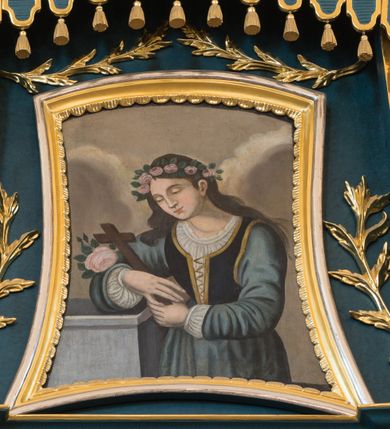 Zdjęcie nr 5: Ołtarz architektoniczny, jednokondygnacyjny, jednoosiowy, ze zwieńczeniem. Ołtarz prostopadłościenny, z drewnianą mensą i kamiennym portatylem. Antenpedium z płyciną w kształcie leżącego prostokąta, ujętą profilowaną, srebrzona ramą, z płaskorzeźbionym, złoconym i srebrzonym przedstawieniem Baranka Paschalnego na tle tarczy słonecznej. Retabulum na wysokim, zdwojonym cokole, o zryzalitowanych, uskokowych bokach, ujęte dwoma parami pilastrów i parą kolumn o kapitelach korynckich i żłobkowanych trzonach, podtrzymujących wyłamujące się ponad nimi, przerwane w partii architrawu i fryzu belkowanie z silnie wysuniętym gzymsem. Zwieńczenie ujęte parą spływów, zamknięte gzymsem w formie nadwieszonego łuku wycinkowego, flankowane fragmentami przerwanego przyczółka. Szczyt w formie promienistej glorii z motywem krzyża pośrodku. Górny cokół retabulum zdobiony motywem przewiązanych wstęgą kampanulli, pośrodku konsolka z polem w kształcie stojącego prostokąta zamkniętego półkoliście z monogramem chrystologicznym (XP AΩ). U góry środkowej części retabulum ornamentyka roślinna z motywem rocaille'u. Partie fryzu zdobione motywem rozet, w partii gzymsu ornament kostkowy. Zwieńczenie dekorowane motywem gałązek liściastych, krawędzie spływów ornamentem cekinowym, w górnej partii lambrekin. Całość flankuje para wazonów. Pole środkowe retabulum w formie prostokątnej niszy zamkniętej konchą o wykroju łuku półkolistego nadwieszonego, ujętej profilowaną, złoconą i srebrzoną ramą. Ścianki niszy zdobione grawerowaną dekoracją stylizowanych motywów roślinnych. Wewnątrz rzeźba Najświętszego Serce Jezusa. W zwieńczeniu pole w kształcie stojącego trapezu z wklęsło-wypukłymi bokami, ujęte profilowaną, złoconą i srebrzoną ramą. Wewnątrz obraz ze św. Rozalią. Na fragmentach przerwanego przyczółka para klęczących aniołków.
 Struktura polichromowana w kolorze ciemnego turkusu. Ołtarz i konsolka retabulum marmoryzowane z odcieniach szarości i brązów. Detal architektoniczny i ornamentyka złocone i srebrzone.     
