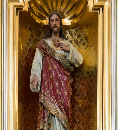 Zdjęcie nr 3: Ołtarz architektoniczny, jednokondygnacyjny, jednoosiowy, ze zwieńczeniem. Ołtarz prostopadłościenny, z drewnianą mensą i kamiennym portatylem. Antenpedium z płyciną w kształcie leżącego prostokąta, ujętą profilowaną, srebrzona ramą, z płaskorzeźbionym, złoconym i srebrzonym przedstawieniem Baranka Paschalnego na tle tarczy słonecznej. Retabulum na wysokim, zdwojonym cokole, o zryzalitowanych, uskokowych bokach, ujęte dwoma parami pilastrów i parą kolumn o kapitelach korynckich i żłobkowanych trzonach, podtrzymujących wyłamujące się ponad nimi, przerwane w partii architrawu i fryzu belkowanie z silnie wysuniętym gzymsem. Zwieńczenie ujęte parą spływów, zamknięte gzymsem w formie nadwieszonego łuku wycinkowego, flankowane fragmentami przerwanego przyczółka. Szczyt w formie promienistej glorii z motywem krzyża pośrodku. Górny cokół retabulum zdobiony motywem przewiązanych wstęgą kampanulli, pośrodku konsolka z polem w kształcie stojącego prostokąta zamkniętego półkoliście z monogramem chrystologicznym (XP AΩ). U góry środkowej części retabulum ornamentyka roślinna z motywem rocaille&#039;u. Partie fryzu zdobione motywem rozet, w partii gzymsu ornament kostkowy. Zwieńczenie dekorowane motywem gałązek liściastych, krawędzie spływów ornamentem cekinowym, w górnej partii lambrekin. Całość flankuje para wazonów. Pole środkowe retabulum w formie prostokątnej niszy zamkniętej konchą o wykroju łuku półkolistego nadwieszonego, ujętej profilowaną, złoconą i srebrzoną ramą. Ścianki niszy zdobione grawerowaną dekoracją stylizowanych motywów roślinnych. Wewnątrz rzeźba Najświętszego Serce Jezusa. W zwieńczeniu pole w kształcie stojącego trapezu z wklęsło-wypukłymi bokami, ujęte profilowaną, złoconą i srebrzoną ramą. Wewnątrz obraz ze św. Rozalią. Na fragmentach przerwanego przyczółka para klęczących aniołków.
 Struktura polichromowana w kolorze ciemnego turkusu. Ołtarz i konsolka retabulum marmoryzowane z odcieniach szarości i brązów. Detal architektoniczny i ornamentyka złocone i srebrzone.     
