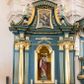 Zdjęcie nr 1: Ołtarz architektoniczny, jednokondygnacyjny, jednoosiowy, ze zwieńczeniem. Ołtarz prostopadłościenny, z drewnianą mensą i kamiennym portatylem. Antenpedium z płyciną w kształcie leżącego prostokąta, ujętą profilowaną, srebrzona ramą, z płaskorzeźbionym, złoconym i srebrzonym przedstawieniem Baranka Paschalnego na tle tarczy słonecznej. Retabulum na wysokim, zdwojonym cokole, o zryzalitowanych, uskokowych bokach, ujęte dwoma parami pilastrów i parą kolumn o kapitelach korynckich i żłobkowanych trzonach, podtrzymujących wyłamujące się ponad nimi, przerwane w partii architrawu i fryzu belkowanie z silnie wysuniętym gzymsem. Zwieńczenie ujęte parą spływów, zamknięte gzymsem w formie nadwieszonego łuku wycinkowego, flankowane fragmentami przerwanego przyczółka. Szczyt w formie promienistej glorii z motywem krzyża pośrodku. Górny cokół retabulum zdobiony motywem przewiązanych wstęgą kampanulli, pośrodku konsolka z polem w kształcie stojącego prostokąta zamkniętego półkoliście z monogramem chrystologicznym (XP AΩ). U góry środkowej części retabulum ornamentyka roślinna z motywem rocaille'u. Partie fryzu zdobione motywem rozet, w partii gzymsu ornament kostkowy. Zwieńczenie dekorowane motywem gałązek liściastych, krawędzie spływów ornamentem cekinowym, w górnej partii lambrekin. Całość flankuje para wazonów. Pole środkowe retabulum w formie prostokątnej niszy zamkniętej konchą o wykroju łuku półkolistego nadwieszonego, ujętej profilowaną, złoconą i srebrzoną ramą. Ścianki niszy zdobione grawerowaną dekoracją stylizowanych motywów roślinnych. Wewnątrz rzeźba Najświętszego Serce Jezusa. W zwieńczeniu pole w kształcie stojącego trapezu z wklęsło-wypukłymi bokami, ujęte profilowaną, złoconą i srebrzoną ramą. Wewnątrz obraz ze św. Rozalią. Na fragmentach przerwanego przyczółka para klęczących aniołków.
 Struktura polichromowana w kolorze ciemnego turkusu. Ołtarz i konsolka retabulum marmoryzowane z odcieniach szarości i brązów. Detal architektoniczny i ornamentyka złocone i srebrzone.     

