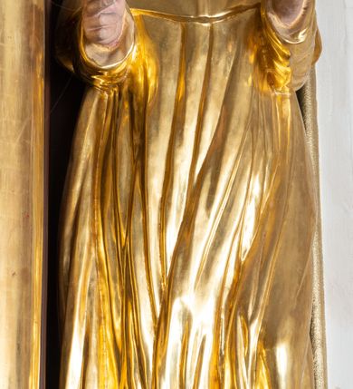 Zdjęcie nr 5: Ołtarz architektoniczny, jednokondygnacyjny, jednoosiowy, ze zwieńczeniem. Ołtarz prostopadłościenny, z drewnianą mensą. Antepedium ujęte profilowaną, polichromowaną ramą zdobioną ornamentyką roślinną. Błękitne pole ujęte jest kwietną bordiurą, pośrodku polichromowana dekoracja w formie inicjałów AS wplecionych w kwiaty białych lilii. Retabulum osadzone na wysokim, zdwojonym cokole, ujęte dwiema parami kolumn, z których zewnętrzne wysunięte do przodu, ustawionych na tle zdwojonych pilastrów. Podpory podtrzymują przerwane, wyłamujące się ponad nimi belkowanie. Zwieńczenie ujęte parą spływów wolutowych i zamknięte nadwieszonym łukiem odcinkowym. Po bokach ujęte przerwanym, wolutowym przyczółkiem. Pola cokołu retabulum zdobią płyciny z wydłużonymi rozetami, pośrodku kompozycja z wici akantu z rozetką. Część środkową retabulum ujmuje para ażurowych uszaków rocaille’owych z motywami rozetek. W partii przerwanego belkowania jest ornament roślinnego z motywem chrząstki, we fryzie rozety. Pole zwieńczenia zdobi stylizowana ornamentyka roślinna, gzyms motyw astragalu. Szczyt w formie ażurowej konchy ujętej po bokach parą wazonów z kwiatami słonecznika. Na przerwanym przyczółku para aniołków w złoconych szatach. Pole części środkowej w kształcie stojącego prostokąta zamkniętego półkolistym łukiem nadwieszonym z uskokami, ujęte profilowaną, złocono-srebrzoną ramą, z przedstawieniem św. Antoniego Padewskiego, na zasuwie obraz św. Franciszka z Asyżu. Retabulum ujmuje para figur niezidentyfikowanych świętych zakonników. W polu zwieńczenia, w owalnej ramie obraz  św. Roberta Bellarmina. Struktura w kolorze ciemnobrązowym, detal architektoniczny i ornamentyka złocone i posrebrzane.