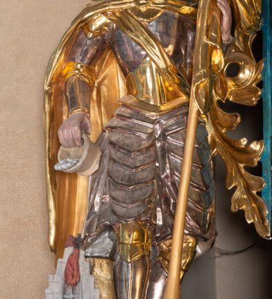 Zdjęcie nr 8: Ołtarz architektoniczny, jednokondygnacyjny, jednoosiowy ze zwieńczeniem. Ołtarz prostopadłościenny, murowany z drewnianą mensą. Antepedium drewniane, w formie leżącego prostokąta ujętego ramą, z przedstawieniem śmierci św. Józefa w oktogonalnym  polu, po bokach rodzina fundatorów. Retabulum osadzone na niewysokim, zryzalitowanym po bokach cokole. Część środkową nastawy ujmuje para kolumn wspierających przerwane w partii architrawu i wybrzuszonego fryzu belkowanie z silnie wysuniętym gzymsem. Zwieńczenie ujęte parą spływów i zamknięte fragmentem gzymsu w kształcie wklęsło-wypukłego łuku. Po bokach przerwany, półkolisty przyczółek. Pola cokołu zdobi motyw wydłużonych rozet, dolną partię części środkowej retabulum para związanych kokardą gałązek laurowych, nad obrazem sygle „SJ” wkomponowane w ulistnione gałązki, natomiast w górnej partii para spiętych gałązek różanych z kwiatkami. Boki retabulum ujmuje para ażurowych uszaków akantowych. Krawędzie spływów zwieńczenia zdobią ulistnione gałązki, w dolnej części para rozet, u góry uskrzydlona główka anielska. Szczyt w formie palmety. Na przerwanym przyczółku para aniołków. Pośrodku cokołu retabulum obraz w kształcie leżącego prostokąta, ujęty wąską złoconą ramą, z przedstawieniem Jezusa upadającego pod krzyżem. Pole części środkowej ołtarza w kształcie stojącego prostokąta zamkniętego półkolistym łukiem nadwieszonym z uskokami, ujęte profilowaną, złoconą ramą. W środku obraz w kształcie stojącego prostokąta, w złoconej ramie zdobionej motywem liści akantu, z przedstawieniem św. Józefa. Po bokach retabulum para rzeźb ustawionych na niewysokich konsolach wspartych na parze wolut, po prawej stronie wizerunek św. Wacława, po lewej św. Floriana. Pole środkowe zwieńczenia w kształcie trapezu o wklęsłych ramionach i narożach, zamkniętego półkolistym łukiem nadwieszonym, ujęte profilowaną, złoconą ramą, z przedstawieniem zaślubin Marii i św. Józefa. Struktura w całości marmoryzowana w kolorze zielono-niebieskim, detal architektoniczny i ornamentyka złocone.