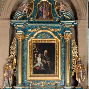 Zdjęcie nr 1: Ołtarz architektoniczny, jednokondygnacyjny, jednoosiowy ze zwieńczeniem. Ołtarz prostopadłościenny, murowany z drewnianą mensą. Antepedium drewniane, w formie leżącego prostokąta ujętego ramą, z przedstawieniem śmierci św. Józefa w oktogonalnym  polu, po bokach rodzina fundatorów. Retabulum osadzone na niewysokim, zryzalitowanym po bokach cokole. Część środkową nastawy ujmuje para kolumn wspierających przerwane w partii architrawu i wybrzuszonego fryzu belkowanie z silnie wysuniętym gzymsem. Zwieńczenie ujęte parą spływów i zamknięte fragmentem gzymsu w kształcie wklęsło-wypukłego łuku. Po bokach przerwany, półkolisty przyczółek. Pola cokołu zdobi motyw wydłużonych rozet, dolną partię części środkowej retabulum para związanych kokardą gałązek laurowych, nad obrazem sygle „SJ” wkomponowane w ulistnione gałązki, natomiast w górnej partii para spiętych gałązek różanych z kwiatkami. Boki retabulum ujmuje para ażurowych uszaków akantowych. Krawędzie spływów zwieńczenia zdobią ulistnione gałązki, w dolnej części para rozet, u góry uskrzydlona główka anielska. Szczyt w formie palmety. Na przerwanym przyczółku para aniołków. Pośrodku cokołu retabulum obraz w kształcie leżącego prostokąta, ujęty wąską złoconą ramą, z przedstawieniem Jezusa upadającego pod krzyżem. Pole części środkowej ołtarza w kształcie stojącego prostokąta zamkniętego półkolistym łukiem nadwieszonym z uskokami, ujęte profilowaną, złoconą ramą. W środku obraz w kształcie stojącego prostokąta, w złoconej ramie zdobionej motywem liści akantu, z przedstawieniem św. Józefa. Po bokach retabulum para rzeźb ustawionych na niewysokich konsolach wspartych na parze wolut, po prawej stronie wizerunek św. Wacława, po lewej św. Floriana. Pole środkowe zwieńczenia w kształcie trapezu o wklęsłych ramionach i narożach, zamkniętego półkolistym łukiem nadwieszonym, ujęte profilowaną, złoconą ramą, z przedstawieniem zaślubin Marii i św. Józefa. Struktura w całości marmoryzowana w kolorze zielono-niebieskim, detal architektoniczny i ornamentyka złocone.