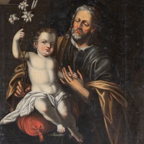 Zdjęcie nr 1: Obraz w kształcie stojącego prostokąta ujętego złoconą ramą zdobioną ornamentem roślinnym, przedstawia św. Józefa w półpostaci, zwróconego w trzech czwartych w prawo. Pociągłą twarz świętego charakteryzują wyraziste rysy dojrzałego mężczyzny z krótkim, siwym zarostem oraz skierowane w dół spojrzenie. Siwe, skręcone włosy opadają na ramiona mężczyzny. Święty ubrany jest w ciemnoszarą suknię z białym kołnierzem i narzucony na ramiona, jasnobrązowy płaszcz. Święty Józef oburącz obejmuje Dzieciątko siedzące po jego prawej stronie na czerwonej poduszce leżącej na nakrytym tkaniną stole. Jezus jest zwrócony na wprost. Skręconą lekko w lewo głowę charakteryzuje pociągła twarz o pełnych, zaróżowionych policzkach i podbródku, zaokrąglonym nosie i dużych oczach. Włosy są krótkie, blond, kręcone. Nagie, o jasnej karnacji ciało Dzieciątka osłania w partii bioder biała szata. Jezus prawą ręką ujmuje palec wskazujący św. Józefa, lewą, uniesioną do góry łodygę białej lilii trzymanej przez świętego. W głębi, w lewym, górnym rogu kompozycji widoczna jest fragmentarycznie, zza ciemnozielonej kotary, monumentalna kolumna na wysokim cokole. Na odworciu obrazu napis: "Staraniem pana Jana Kuliga starszego i podstarszego Jana Domanusa obraz ten został sprawiony 1898, malował F. Stolarski".