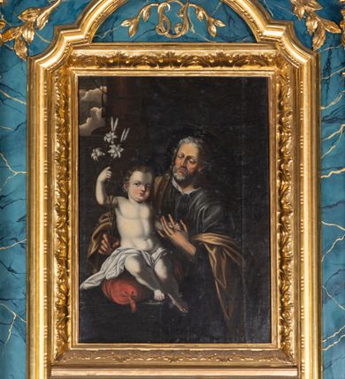 Zdjęcie nr 2: Obraz w kształcie stojącego prostokąta ujętego złoconą ramą zdobioną ornamentem roślinnym, przedstawia św. Józefa w półpostaci, zwróconego w trzech czwartych w prawo. Pociągłą twarz świętego charakteryzują wyraziste rysy dojrzałego mężczyzny z krótkim, siwym zarostem oraz skierowane w dół spojrzenie. Siwe, skręcone włosy opadają na ramiona mężczyzny. Święty ubrany jest w ciemnoszarą suknię z białym kołnierzem i narzucony na ramiona, jasnobrązowy płaszcz. Święty Józef oburącz obejmuje Dzieciątko siedzące po jego prawej stronie na czerwonej poduszce leżącej na nakrytym tkaniną stole. Jezus jest zwrócony na wprost. Skręconą lekko w lewo głowę charakteryzuje pociągła twarz o pełnych, zaróżowionych policzkach i podbródku, zaokrąglonym nosie i dużych oczach. Włosy są krótkie, blond, kręcone. Nagie, o jasnej karnacji ciało Dzieciątka osłania w partii bioder biała szata. Jezus prawą ręką ujmuje palec wskazujący św. Józefa, lewą, uniesioną do góry łodygę białej lilii trzymanej przez świętego. W głębi, w lewym, górnym rogu kompozycji widoczna jest fragmentarycznie, zza ciemnozielonej kotary, monumentalna kolumna na wysokim cokole. Na odworciu obrazu napis: "Staraniem pana Jana Kuliga starszego i podstarszego Jana Domanusa obraz ten został sprawiony 1898, malował F. Stolarski".