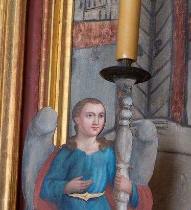 Zdjęcie nr 9: Ołtarz architektoniczny, jednokondygnacyjny, jednoosiowy ze zwieńczeniem i z parą bramek. Ołtarz murowany, prostopadłościenny z malowanym na płótnie antepedium ujętym drewnianą, profilowaną ramą. Wewnątrz przedstawienie wkomponowane w trójprzelotową arkadę z wizerunkiem Jezusa pośrodku i sceną Zwiastowania po bokach. Osadzone na niewysokim cokole tabernakulum jest w formie prostopadłościennej szafki o wypukłej ściance frontowej i narożach artykułowanych skośnie ustawionymi pilastrami wspierającymi wyłamujący się ponad nimi gzyms wieńczący przybierający po środku formę stykających się wolut z motywem konchy. Kwadratowe drzwiczki zamknięte są półkolistym łukiem nadwieszonym. Tabernakulum flankuje para wydatnych spływów wolutowych o krawędziach zdobionych motywem rocaille’owego grzebienia. Struktura jest srebrzona i złocona. Retabulum osadzone na zdwojonym, ukośnie zryzalitowanym cokole z otworami bramek na bokach. Część środkową nastawy ujmują dwie pary kolumn o kapitelach korynckich ustawione na tle pary filarów o kanelowanych trzonach, całość wspiera wyłamujące się ponad nimi przerwane w partii architrawu i fryzu belkowanie z silnie wysuniętym gzymsem. Zwieńczenie w formie przerwanego  przyczółka w kształcie S-kształtnych wolut. Górną partię cokołu zdobią motywy rocaille’ów, natomiast fryz motywy rozet. Pośrodku zwieńczenia usytuowana jest okrągła, promienista gloria z monogramem imienia Jezus i gorejącym sercem pośrodku. Po bokach zwieńczenia stoi para figur aniołów ubranych w niebieskie szaty. Pole środkowe retabulum w formie wnęki w kształcie stojącego prostokąta zamkniętego łukiem koszowym. Wewnątrz krucyfiks na polichromowanym tle przestawiającym widok miasta z murami warownymi i wydatną bryłą kościoła po prawej stronie kompozycji, pokrytym skłębionymi chmurami niebem oraz tarczami - słoneczną po prawej i księżycową po lewej stronie górnej partii krucyfiksu. Struktura ołtarza  jest w kolorze brązowym, detal architektoniczny i ornamentyka są złocone i srebrzone.      