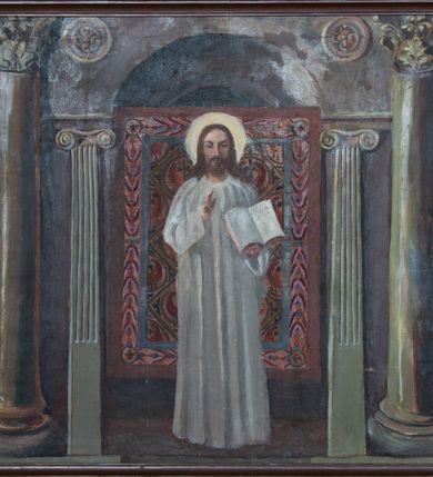 Zdjęcie nr 6: Ołtarz architektoniczny, jednokondygnacyjny, jednoosiowy ze zwieńczeniem i z parą bramek. Ołtarz murowany, prostopadłościenny z malowanym na płótnie antepedium ujętym drewnianą, profilowaną ramą. Wewnątrz przedstawienie wkomponowane w trójprzelotową arkadę z wizerunkiem Jezusa pośrodku i sceną Zwiastowania po bokach. Osadzone na niewysokim cokole tabernakulum jest w formie prostopadłościennej szafki o wypukłej ściance frontowej i narożach artykułowanych skośnie ustawionymi pilastrami wspierającymi wyłamujący się ponad nimi gzyms wieńczący przybierający po środku formę stykających się wolut z motywem konchy. Kwadratowe drzwiczki zamknięte są półkolistym łukiem nadwieszonym. Tabernakulum flankuje para wydatnych spływów wolutowych o krawędziach zdobionych motywem rocaille’owego grzebienia. Struktura jest srebrzona i złocona. Retabulum osadzone na zdwojonym, ukośnie zryzalitowanym cokole z otworami bramek na bokach. Część środkową nastawy ujmują dwie pary kolumn o kapitelach korynckich ustawione na tle pary filarów o kanelowanych trzonach, całość wspiera wyłamujące się ponad nimi przerwane w partii architrawu i fryzu belkowanie z silnie wysuniętym gzymsem. Zwieńczenie w formie przerwanego  przyczółka w kształcie S-kształtnych wolut. Górną partię cokołu zdobią motywy rocaille’ów, natomiast fryz motywy rozet. Pośrodku zwieńczenia usytuowana jest okrągła, promienista gloria z monogramem imienia Jezus i gorejącym sercem pośrodku. Po bokach zwieńczenia stoi para figur aniołów ubranych w niebieskie szaty. Pole środkowe retabulum w formie wnęki w kształcie stojącego prostokąta zamkniętego łukiem koszowym. Wewnątrz krucyfiks na polichromowanym tle przestawiającym widok miasta z murami warownymi i wydatną bryłą kościoła po prawej stronie kompozycji, pokrytym skłębionymi chmurami niebem oraz tarczami - słoneczną po prawej i księżycową po lewej stronie górnej partii krucyfiksu. Struktura ołtarza  jest w kolorze brązowym, detal architektoniczny i ornamentyka są złocone i srebrzone.      