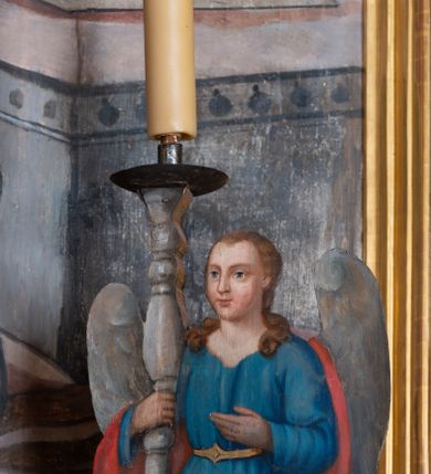 Zdjęcie nr 10: Ołtarz architektoniczny, jednokondygnacyjny, jednoosiowy ze zwieńczeniem i z parą bramek. Ołtarz murowany, prostopadłościenny z malowanym na płótnie antepedium ujętym drewnianą, profilowaną ramą. Wewnątrz przedstawienie wkomponowane w trójprzelotową arkadę z wizerunkiem Jezusa pośrodku i sceną Zwiastowania po bokach. Osadzone na niewysokim cokole tabernakulum jest w formie prostopadłościennej szafki o wypukłej ściance frontowej i narożach artykułowanych skośnie ustawionymi pilastrami wspierającymi wyłamujący się ponad nimi gzyms wieńczący przybierający po środku formę stykających się wolut z motywem konchy. Kwadratowe drzwiczki zamknięte są półkolistym łukiem nadwieszonym. Tabernakulum flankuje para wydatnych spływów wolutowych o krawędziach zdobionych motywem rocaille’owego grzebienia. Struktura jest srebrzona i złocona. Retabulum osadzone na zdwojonym, ukośnie zryzalitowanym cokole z otworami bramek na bokach. Część środkową nastawy ujmują dwie pary kolumn o kapitelach korynckich ustawione na tle pary filarów o kanelowanych trzonach, całość wspiera wyłamujące się ponad nimi przerwane w partii architrawu i fryzu belkowanie z silnie wysuniętym gzymsem. Zwieńczenie w formie przerwanego  przyczółka w kształcie S-kształtnych wolut. Górną partię cokołu zdobią motywy rocaille’ów, natomiast fryz motywy rozet. Pośrodku zwieńczenia usytuowana jest okrągła, promienista gloria z monogramem imienia Jezus i gorejącym sercem pośrodku. Po bokach zwieńczenia stoi para figur aniołów ubranych w niebieskie szaty. Pole środkowe retabulum w formie wnęki w kształcie stojącego prostokąta zamkniętego łukiem koszowym. Wewnątrz krucyfiks na polichromowanym tle przestawiającym widok miasta z murami warownymi i wydatną bryłą kościoła po prawej stronie kompozycji, pokrytym skłębionymi chmurami niebem oraz tarczami - słoneczną po prawej i księżycową po lewej stronie górnej partii krucyfiksu. Struktura ołtarza  jest w kolorze brązowym, detal architektoniczny i ornamentyka są złocone i srebrzone.      