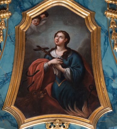 Zdjęcie nr 2: Ołtarz architektoniczny, jednokondygnacyjny, jednoosiowy ze zwieńczeniem. Ołtarz drewniany, prostopadłościenny, ustawiony na dwustopniowej podstawie. Antependium w formie leżącego prostokąta ujętego ramą dekorowaną akantem; w polu owalny medalion w wieńcu z monogramem maryjnym, wkomponowany w gęste wici suchego akantu.
Tabernakulum w formie drewnianej skrzynki na cokole o wklęsło-wypukłym licu, ujęte dwoma parami pilastrów o trzonach utworzonych z podwójnych spływów wolutowych; dźwigających pełne belkowanie opasujące ściankę frontową, wyłamane na osi podpór. Drzwiczki w formie stojącego prostokąta zamkniętego łukiem półkolistym nadwieszonym z krzyżem w polu, na którego przecięciu ramion medalion z monogramem imienia Jezus w glorii. Tron wystawienia w postaci podestu wspartego na pięciu kabłąkach. Struktura w całości srebrzona, podpory i profile złocone.
Nastawa osadzona na zdwojonym cokole, górny lekko wybrzuszony. Część środkowa ujęta parą pilastrów o kanelowanych trzonach i kapitelach kompozytowych zwróconych do wewnątrz lica ołtarza oraz trzema parami analogicznych pilastrów ustawionych pod kątem na zewnątrz przed którymi stoją dwie pary kolumn o kapitelach kompozytowych. Podpory dźwigają pełne belkowanie, przerwane belkowanie o lekko wybrzuszonym fryzie i wklęsłej linii gzymsu. Zwieńczenie ujęte parą spływów wolutowych i zamknięte fragmentem gzymsu w postaci łuku wklęsło-wypukłego. Całość flankuje przerwany, ustawiony skośnie, falisty przyczółek. Pole przerwanego belkowania wypełnia schweifwerk przechodzący w wić roślinną z motywami rozet oraz parą puttów podtrzymujących koronę. Spływy wolutowe zwieńczenia zdobią kampanule, oraz para wazonów, gzyms wieńczący zaś trzy konchy. Na przerwanym przyczółku para figur klęczących aniołów.  Pole części środkowej retabulum w formie głębokiej niszy w kształcie stojącego prostokąta zamkniętego łukiem odcinkowym łukiem nadwieszonym z uskokami, ujętej profilowaną ramą, we wnątrz znajduje się obraz Matki Boskiej Myślenickiej. W zwieńczeniu obraz w kształcie trapezu o wklęsłych ramionach, podstawie i narożach zamknięty łukiem wklęsło-wypukłym, ujęty profilowaną ramą, z wizerunkiem św. Tekli. 
Struktura w całości marmoryzowana w kolorze zielono-granatowym; kolumny, ornamentyka i profile złocone i srebrzone.
