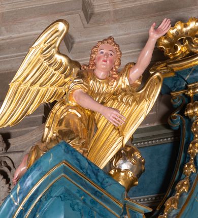 Zdjęcie nr 4: Ołtarz architektoniczny, jednokondygnacyjny, jednoosiowy ze zwieńczeniem. Ołtarz drewniany, prostopadłościenny, ustawiony na dwustopniowej podstawie. Antependium w formie leżącego prostokąta ujętego ramą dekorowaną akantem; w polu owalny medalion w wieńcu z monogramem maryjnym, wkomponowany w gęste wici suchego akantu.
Tabernakulum w formie drewnianej skrzynki na cokole o wklęsło-wypukłym licu, ujęte dwoma parami pilastrów o trzonach utworzonych z podwójnych spływów wolutowych; dźwigających pełne belkowanie opasujące ściankę frontową, wyłamane na osi podpór. Drzwiczki w formie stojącego prostokąta zamkniętego łukiem półkolistym nadwieszonym z krzyżem w polu, na którego przecięciu ramion medalion z monogramem imienia Jezus w glorii. Tron wystawienia w postaci podestu wspartego na pięciu kabłąkach. Struktura w całości srebrzona, podpory i profile złocone.
Nastawa osadzona na zdwojonym cokole, górny lekko wybrzuszony. Część środkowa ujęta parą pilastrów o kanelowanych trzonach i kapitelach kompozytowych zwróconych do wewnątrz lica ołtarza oraz trzema parami analogicznych pilastrów ustawionych pod kątem na zewnątrz przed którymi stoją dwie pary kolumn o kapitelach kompozytowych. Podpory dźwigają pełne belkowanie, przerwane belkowanie o lekko wybrzuszonym fryzie i wklęsłej linii gzymsu. Zwieńczenie ujęte parą spływów wolutowych i zamknięte fragmentem gzymsu w postaci łuku wklęsło-wypukłego. Całość flankuje przerwany, ustawiony skośnie, falisty przyczółek. Pole przerwanego belkowania wypełnia schweifwerk przechodzący w wić roślinną z motywami rozet oraz parą puttów podtrzymujących koronę. Spływy wolutowe zwieńczenia zdobią kampanule, oraz para wazonów, gzyms wieńczący zaś trzy konchy. Na przerwanym przyczółku para figur klęczących aniołów.  Pole części środkowej retabulum w formie głębokiej niszy w kształcie stojącego prostokąta zamkniętego łukiem odcinkowym łukiem nadwieszonym z uskokami, ujętej profilowaną ramą, we wnątrz znajduje się obraz Matki Boskiej Myślenickiej. W zwieńczeniu obraz w kształcie trapezu o wklęsłych ramionach, podstawie i narożach zamknięty łukiem wklęsło-wypukłym, ujęty profilowaną ramą, z wizerunkiem św. Tekli. 
Struktura w całości marmoryzowana w kolorze zielono-granatowym; kolumny, ornamentyka i profile złocone i srebrzone.
