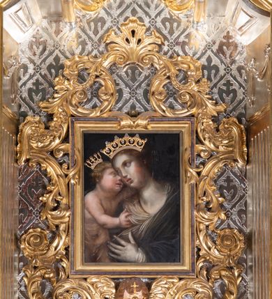 Zdjęcie nr 5: Ołtarz architektoniczny, jednokondygnacyjny, jednoosiowy ze zwieńczeniem. Ołtarz drewniany, prostopadłościenny, ustawiony na dwustopniowej podstawie. Antependium w formie leżącego prostokąta ujętego ramą dekorowaną akantem; w polu owalny medalion w wieńcu z monogramem maryjnym, wkomponowany w gęste wici suchego akantu.
Tabernakulum w formie drewnianej skrzynki na cokole o wklęsło-wypukłym licu, ujęte dwoma parami pilastrów o trzonach utworzonych z podwójnych spływów wolutowych; dźwigających pełne belkowanie opasujące ściankę frontową, wyłamane na osi podpór. Drzwiczki w formie stojącego prostokąta zamkniętego łukiem półkolistym nadwieszonym z krzyżem w polu, na którego przecięciu ramion medalion z monogramem imienia Jezus w glorii. Tron wystawienia w postaci podestu wspartego na pięciu kabłąkach. Struktura w całości srebrzona, podpory i profile złocone.
Nastawa osadzona na zdwojonym cokole, górny lekko wybrzuszony. Część środkowa ujęta parą pilastrów o kanelowanych trzonach i kapitelach kompozytowych zwróconych do wewnątrz lica ołtarza oraz trzema parami analogicznych pilastrów ustawionych pod kątem na zewnątrz przed którymi stoją dwie pary kolumn o kapitelach kompozytowych. Podpory dźwigają pełne belkowanie, przerwane belkowanie o lekko wybrzuszonym fryzie i wklęsłej linii gzymsu. Zwieńczenie ujęte parą spływów wolutowych i zamknięte fragmentem gzymsu w postaci łuku wklęsło-wypukłego. Całość flankuje przerwany, ustawiony skośnie, falisty przyczółek. Pole przerwanego belkowania wypełnia schweifwerk przechodzący w wić roślinną z motywami rozet oraz parą puttów podtrzymujących koronę. Spływy wolutowe zwieńczenia zdobią kampanule, oraz para wazonów, gzyms wieńczący zaś trzy konchy. Na przerwanym przyczółku para figur klęczących aniołów.  Pole części środkowej retabulum w formie głębokiej niszy w kształcie stojącego prostokąta zamkniętego łukiem odcinkowym łukiem nadwieszonym z uskokami, ujętej profilowaną ramą, we wnątrz znajduje się obraz Matki Boskiej Myślenickiej. W zwieńczeniu obraz w kształcie trapezu o wklęsłych ramionach, podstawie i narożach zamknięty łukiem wklęsło-wypukłym, ujęty profilowaną ramą, z wizerunkiem św. Tekli. 
Struktura w całości marmoryzowana w kolorze zielono-granatowym; kolumny, ornamentyka i profile złocone i srebrzone.
