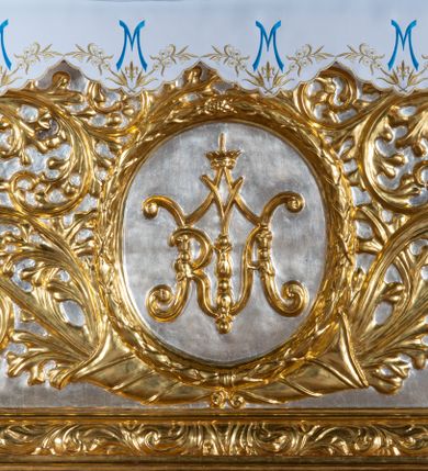 Zdjęcie nr 6: Ołtarz architektoniczny, jednokondygnacyjny, jednoosiowy ze zwieńczeniem. Ołtarz drewniany, prostopadłościenny, ustawiony na dwustopniowej podstawie. Antependium w formie leżącego prostokąta ujętego ramą dekorowaną akantem; w polu owalny medalion w wieńcu z monogramem maryjnym, wkomponowany w gęste wici suchego akantu.
Tabernakulum w formie drewnianej skrzynki na cokole o wklęsło-wypukłym licu, ujęte dwoma parami pilastrów o trzonach utworzonych z podwójnych spływów wolutowych; dźwigających pełne belkowanie opasujące ściankę frontową, wyłamane na osi podpór. Drzwiczki w formie stojącego prostokąta zamkniętego łukiem półkolistym nadwieszonym z krzyżem w polu, na którego przecięciu ramion medalion z monogramem imienia Jezus w glorii. Tron wystawienia w postaci podestu wspartego na pięciu kabłąkach. Struktura w całości srebrzona, podpory i profile złocone.
Nastawa osadzona na zdwojonym cokole, górny lekko wybrzuszony. Część środkowa ujęta parą pilastrów o kanelowanych trzonach i kapitelach kompozytowych zwróconych do wewnątrz lica ołtarza oraz trzema parami analogicznych pilastrów ustawionych pod kątem na zewnątrz przed którymi stoją dwie pary kolumn o kapitelach kompozytowych. Podpory dźwigają pełne belkowanie, przerwane belkowanie o lekko wybrzuszonym fryzie i wklęsłej linii gzymsu. Zwieńczenie ujęte parą spływów wolutowych i zamknięte fragmentem gzymsu w postaci łuku wklęsło-wypukłego. Całość flankuje przerwany, ustawiony skośnie, falisty przyczółek. Pole przerwanego belkowania wypełnia schweifwerk przechodzący w wić roślinną z motywami rozet oraz parą puttów podtrzymujących koronę. Spływy wolutowe zwieńczenia zdobią kampanule, oraz para wazonów, gzyms wieńczący zaś trzy konchy. Na przerwanym przyczółku para figur klęczących aniołów.  Pole części środkowej retabulum w formie głębokiej niszy w kształcie stojącego prostokąta zamkniętego łukiem odcinkowym łukiem nadwieszonym z uskokami, ujętej profilowaną ramą, we wnątrz znajduje się obraz Matki Boskiej Myślenickiej. W zwieńczeniu obraz w kształcie trapezu o wklęsłych ramionach, podstawie i narożach zamknięty łukiem wklęsło-wypukłym, ujęty profilowaną ramą, z wizerunkiem św. Tekli. 
Struktura w całości marmoryzowana w kolorze zielono-granatowym; kolumny, ornamentyka i profile złocone i srebrzone.
