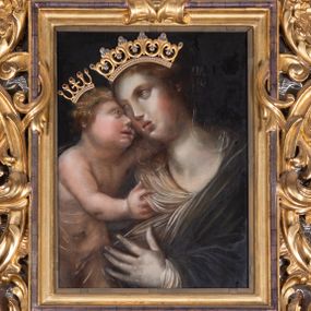 Zdjęcie nr 1: Obraz w kształcie stojącego prostokąta, ujęty profilowaną i ażurową, akantową, złoconą ramą, z przedstawieniem Matki Boskiej z Dzieciątkiem. Maria ukazana w półpostaci, w trzech czwartych zwrócona i lekko pochylona w prawo. Głowa w trzech czwartych przechylona w prawo. Twarz owalna o delikatnych, pełnych rysach. Włosy długie, ciemnobrązowe. Maria ubrana w białą tunikę i otulona ciemnoniebieskim płaszczem. Lewą ręką, podniesiona na wysokości klatki piersiowej, wskazuje na stojące po jej prawej stronie Dzieciątko. Jezus w trzech czwartych zwrócony w lewo, głowę o zaokrąglonej twarzy i z krótkimi, blond, kręconymi włosami, przytula do twarzy Marii. Lewą rączką obejmuje szyję Marii, prawą trzyma połę jej płaszcza. Ciało Dzieciątka od pasa przesłonięte delikatną, przejrzystą tkaniną. Tło ciemne. Na głowach postaci nakładane złocone korony. 
Kolorystyka wysublimowana, stonowana, niezbyt nasyconej tonacji.   
