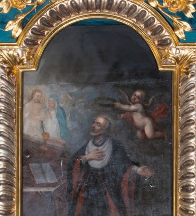 Zdjęcie nr 1: Ołtarz architektoniczny, jednokondygnacyjny, jednoosiowy ze zwieńczeniem. Ołtarz murowany, prostopadłościenny z murowaną mensą i kamiennym portatylem. Antepedium drewniane, w formie leżącego prostokąta ujętego ramą, w polu scena „Zdjęcie z krzyża” według Rogera van der Wydena.  Retabulum osadzone na cokole o zryzalitowanych bokach, na których ustawiona para kolumn ujmujących część środkową nastawy i wspierających wyłamujące się ponad nimi, przerwane w partii architrawu i wybrzuszonego fryzu belkowanie z silnie wysuniętym gzymsem. Zwieńczenie, w formie bujnego, akantowego kartusza ujmuje  przerwany, półokrągły przyczółek. Pola cokołu retabulum zdobią motywy odwróconych kampanuli. Część środkową nastawy ujmuje para ażurowych uszaków z bujnego akantu. W dolnej partii pola środkowego motyw wici akantu i wieńcy laurowych, w górnej natomiast para związanych kokardą ukwieconych gałązek różanych. W zwieńczeniu motyw główki anielskiej oraz trzy figury ubranych w złocone szaty aniołów – jeden w szczycie, dwóch na przerwanym przyczółku. W polu środkowym części retabulum wnęka w kształcie stojącego prostokąta zamkniętego półkolistym łukiem nadwieszonym, ujęta rzeźbioną, złocono-srebrzoną ramą. W środku, figura św. Walentego, na zasuwie obraz przedstawiający św. Jana Kantego. Po bokach nastawy para figur aniołów w złocono-srebrzonych szatach ustawionych na impostach wspartych na parze wolut. Pośrodku zwieńczenia obraz w kształcie stojącego owalu z wizerunkiem św. Marcina z Tours. Struktura marmoryzowana w odcieniach niebieskości i złota, detal architektoniczny i ornamentyka złocone i srebrzone.     
