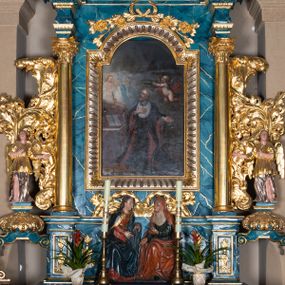 Zdjęcie nr 1: Ołtarz architektoniczny, jednokondygnacyjny, jednoosiowy ze zwieńczeniem. Ołtarz murowany, prostopadłościenny z murowaną mensą i kamiennym portatylem. Antepedium drewniane, w formie leżącego prostokąta ujętego ramą, w polu scena „Zdjęcie z krzyża” według Rogera van der Wydena.  Retabulum osadzone na cokole o zryzalitowanych bokach, na których ustawiona para kolumn ujmujących część środkową nastawy i wspierających wyłamujące się ponad nimi, przerwane w partii architrawu i wybrzuszonego fryzu belkowanie z silnie wysuniętym gzymsem. Zwieńczenie, w formie bujnego, akantowego kartusza ujmuje  przerwany, półokrągły przyczółek. Pola cokołu retabulum zdobią motywy odwróconych kampanuli. Część środkową nastawy ujmuje para ażurowych uszaków z bujnego akantu. W dolnej partii pola środkowego motyw wici akantu i wieńcy laurowych, w górnej natomiast para związanych kokardą ukwieconych gałązek różanych. W zwieńczeniu motyw główki anielskiej oraz trzy figury ubranych w złocone szaty aniołów – jeden w szczycie, dwóch na przerwanym przyczółku. W polu środkowym części retabulum wnęka w kształcie stojącego prostokąta zamkniętego półkolistym łukiem nadwieszonym, ujęta rzeźbioną, złocono-srebrzoną ramą. W środku, figura św. Walentego, na zasuwie obraz przedstawiający św. Jana Kantego. Po bokach nastawy para figur aniołów w złocono-srebrzonych szatach ustawionych na impostach wspartych na parze wolut. Pośrodku zwieńczenia obraz w kształcie stojącego owalu z wizerunkiem św. Marcina z Tours. Struktura marmoryzowana w odcieniach niebieskości i złota, detal architektoniczny i ornamentyka złocone i srebrzone.     
