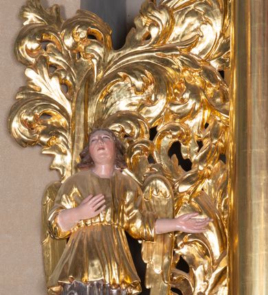 Zdjęcie nr 8: Ołtarz architektoniczny, jednokondygnacyjny, jednoosiowy ze zwieńczeniem. Ołtarz murowany, prostopadłościenny z murowaną mensą i kamiennym portatylem. Antepedium drewniane, w formie leżącego prostokąta ujętego ramą, w polu scena „Zdjęcie z krzyża” według Rogera van der Wydena.  Retabulum osadzone na cokole o zryzalitowanych bokach, na których ustawiona para kolumn ujmujących część środkową nastawy i wspierających wyłamujące się ponad nimi, przerwane w partii architrawu i wybrzuszonego fryzu belkowanie z silnie wysuniętym gzymsem. Zwieńczenie, w formie bujnego, akantowego kartusza ujmuje  przerwany, półokrągły przyczółek. Pola cokołu retabulum zdobią motywy odwróconych kampanuli. Część środkową nastawy ujmuje para ażurowych uszaków z bujnego akantu. W dolnej partii pola środkowego motyw wici akantu i wieńcy laurowych, w górnej natomiast para związanych kokardą ukwieconych gałązek różanych. W zwieńczeniu motyw główki anielskiej oraz trzy figury ubranych w złocone szaty aniołów – jeden w szczycie, dwóch na przerwanym przyczółku. W polu środkowym części retabulum wnęka w kształcie stojącego prostokąta zamkniętego półkolistym łukiem nadwieszonym, ujęta rzeźbioną, złocono-srebrzoną ramą. W środku, figura św. Walentego, na zasuwie obraz przedstawiający św. Jana Kantego. Po bokach nastawy para figur aniołów w złocono-srebrzonych szatach ustawionych na impostach wspartych na parze wolut. Pośrodku zwieńczenia obraz w kształcie stojącego owalu z wizerunkiem św. Marcina z Tours. Struktura marmoryzowana w odcieniach niebieskości i złota, detal architektoniczny i ornamentyka złocone i srebrzone.     
