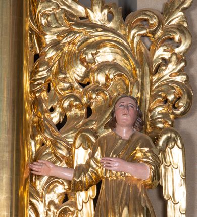 Zdjęcie nr 9: Ołtarz architektoniczny, jednokondygnacyjny, jednoosiowy ze zwieńczeniem. Ołtarz murowany, prostopadłościenny z murowaną mensą i kamiennym portatylem. Antepedium drewniane, w formie leżącego prostokąta ujętego ramą, w polu scena „Zdjęcie z krzyża” według Rogera van der Wydena.  Retabulum osadzone na cokole o zryzalitowanych bokach, na których ustawiona para kolumn ujmujących część środkową nastawy i wspierających wyłamujące się ponad nimi, przerwane w partii architrawu i wybrzuszonego fryzu belkowanie z silnie wysuniętym gzymsem. Zwieńczenie, w formie bujnego, akantowego kartusza ujmuje  przerwany, półokrągły przyczółek. Pola cokołu retabulum zdobią motywy odwróconych kampanuli. Część środkową nastawy ujmuje para ażurowych uszaków z bujnego akantu. W dolnej partii pola środkowego motyw wici akantu i wieńcy laurowych, w górnej natomiast para związanych kokardą ukwieconych gałązek różanych. W zwieńczeniu motyw główki anielskiej oraz trzy figury ubranych w złocone szaty aniołów – jeden w szczycie, dwóch na przerwanym przyczółku. W polu środkowym części retabulum wnęka w kształcie stojącego prostokąta zamkniętego półkolistym łukiem nadwieszonym, ujęta rzeźbioną, złocono-srebrzoną ramą. W środku, figura św. Walentego, na zasuwie obraz przedstawiający św. Jana Kantego. Po bokach nastawy para figur aniołów w złocono-srebrzonych szatach ustawionych na impostach wspartych na parze wolut. Pośrodku zwieńczenia obraz w kształcie stojącego owalu z wizerunkiem św. Marcina z Tours. Struktura marmoryzowana w odcieniach niebieskości i złota, detal architektoniczny i ornamentyka złocone i srebrzone.     
